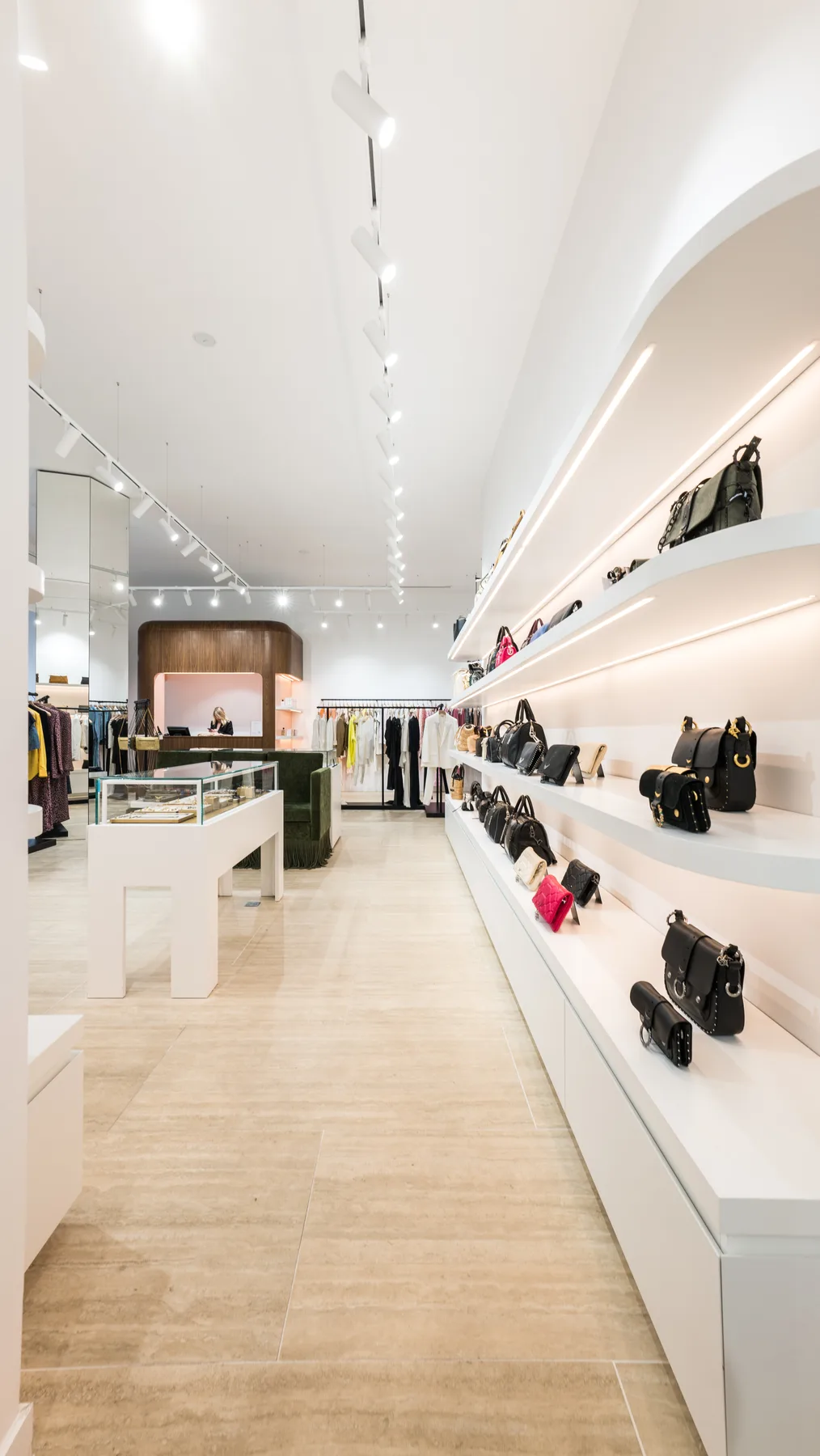 Espace de vente Zadig et Voltaire rénové de A à Z, sol grand format