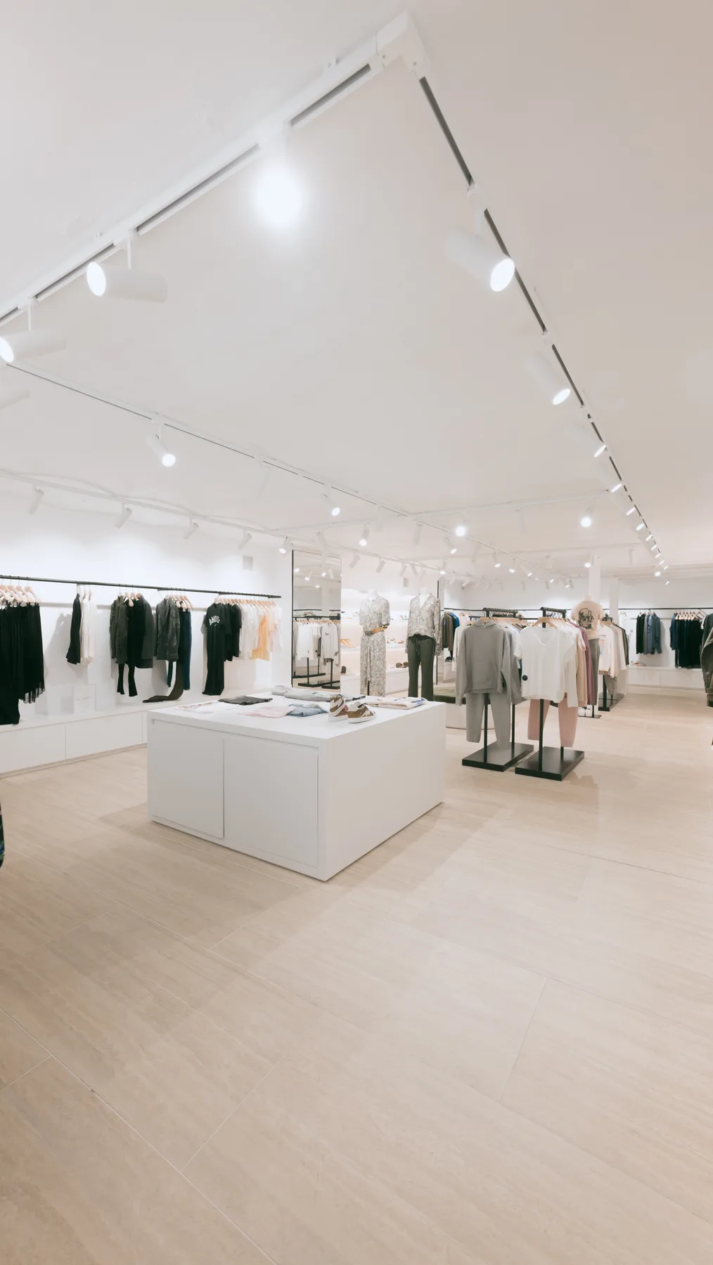 Podium et zone cabines, rénovation complète boutique Zadig et Voltaire