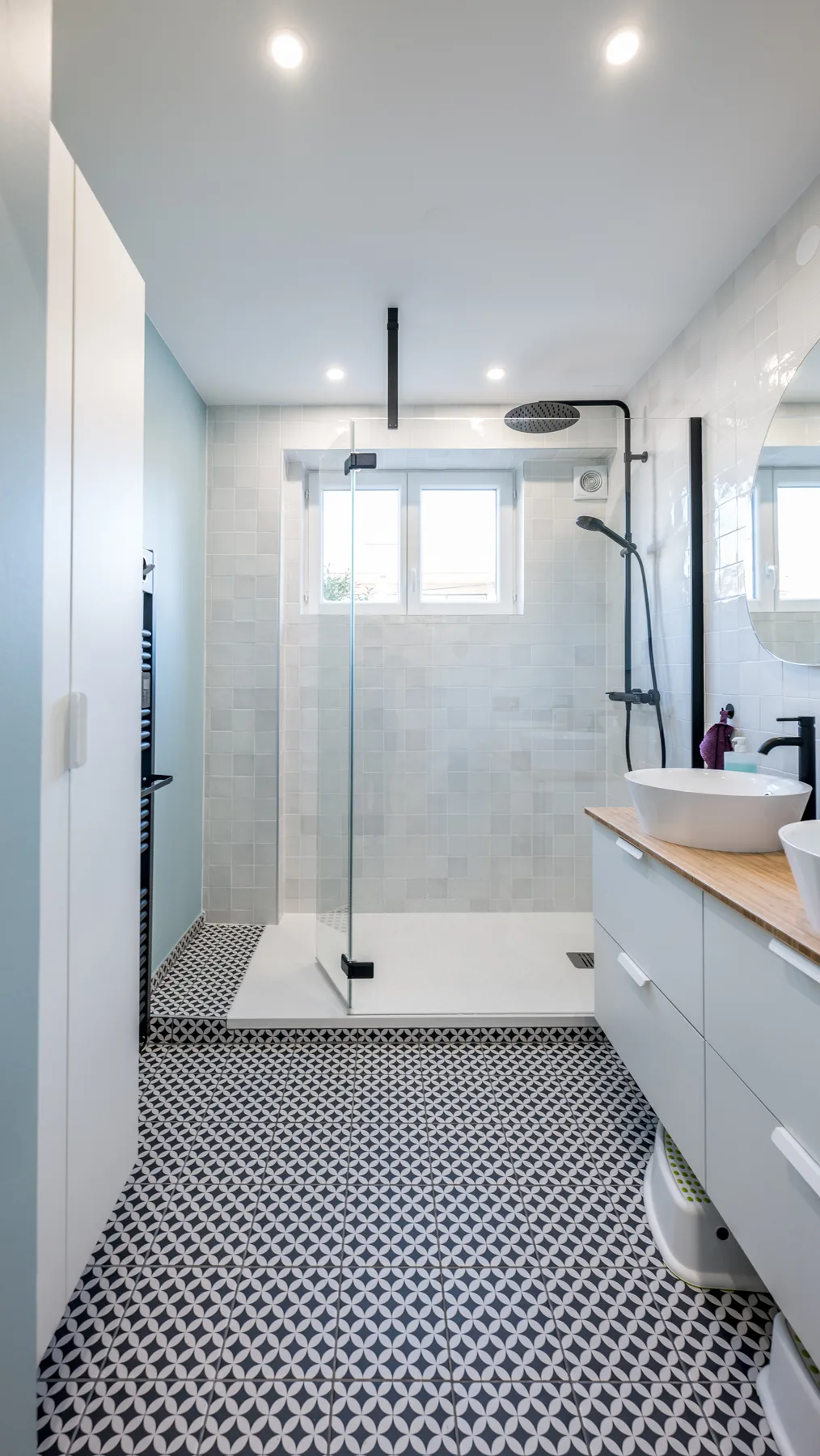 Salle de bain avec douche italienne et robinetterie noire