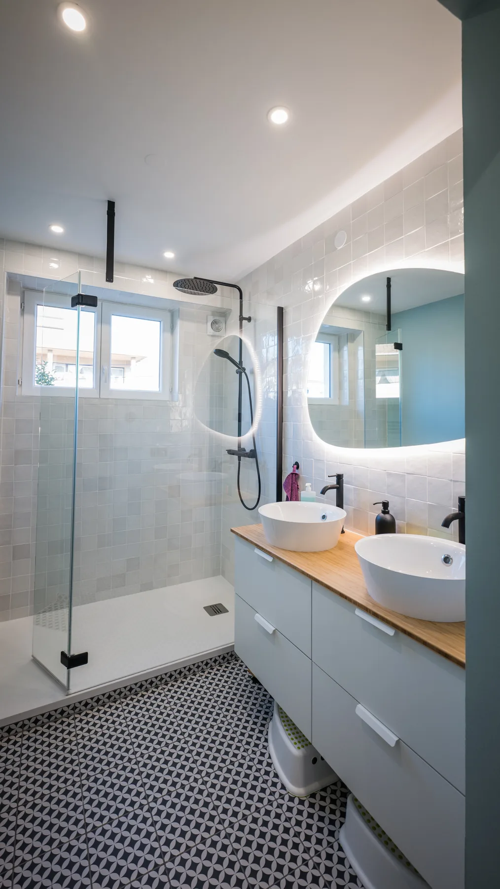 Vasque sur plan bois et miroir LED ovale