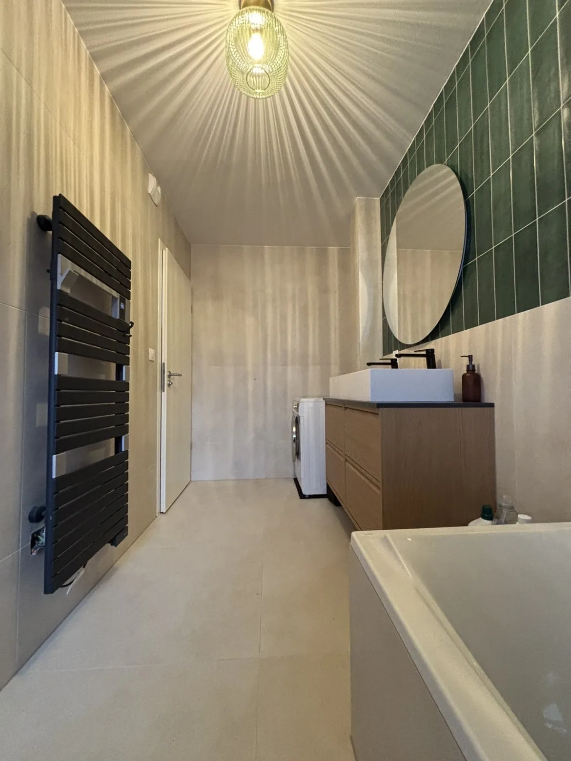 Salle d'eau en zellige vert sauge avec vasque bois
