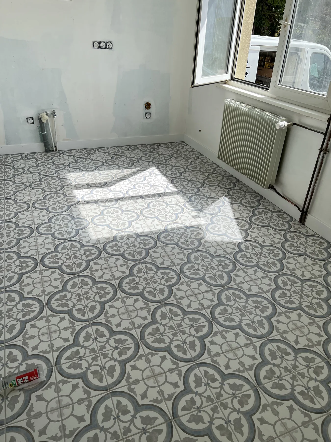 Sol en carreaux de ciment à motifs anciens