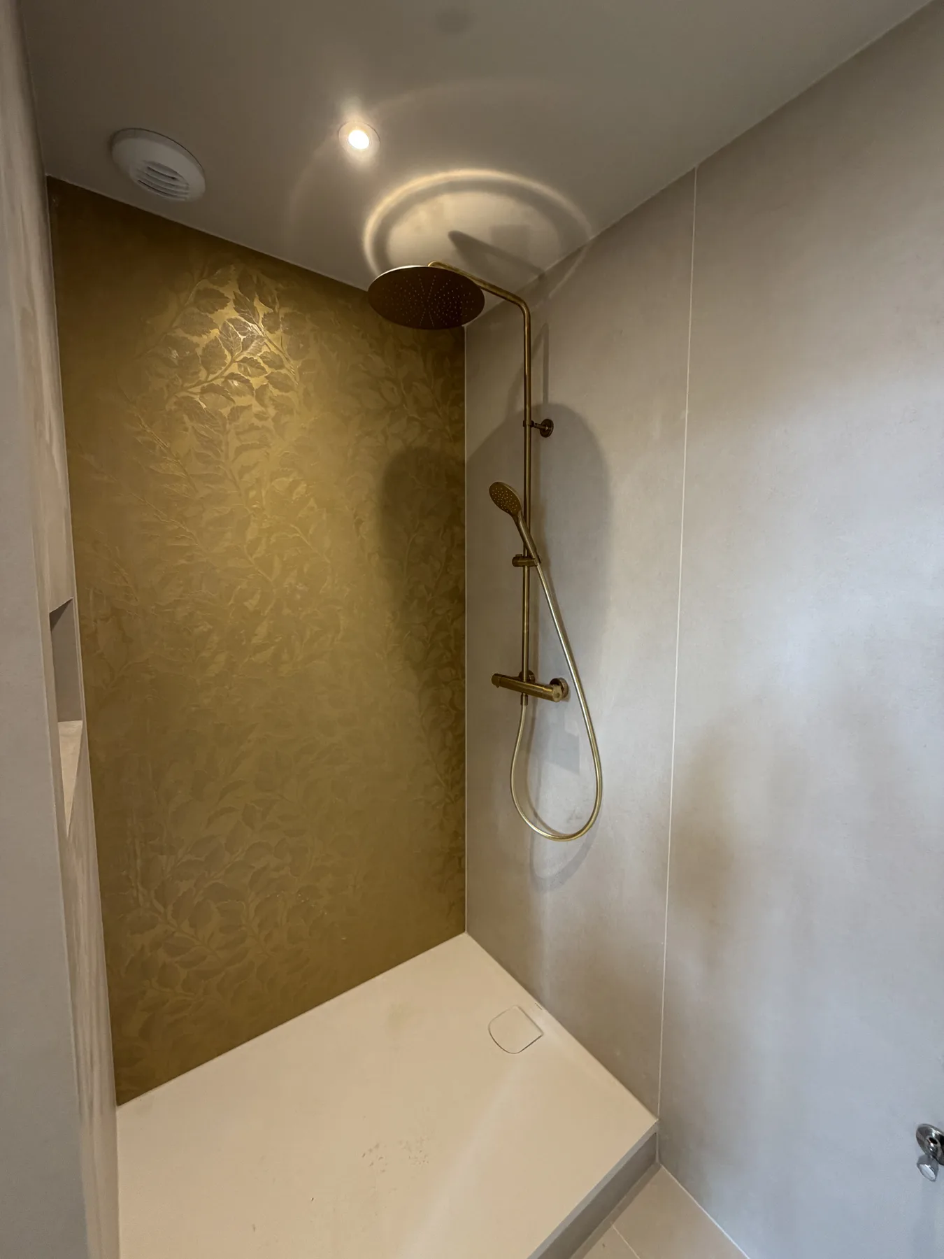 Douche en marbre avec robinetterie laiton brossé