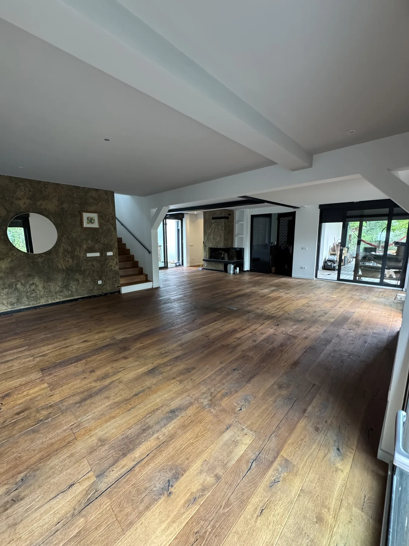 Parquet massif chêne restauré dans pièce de vie