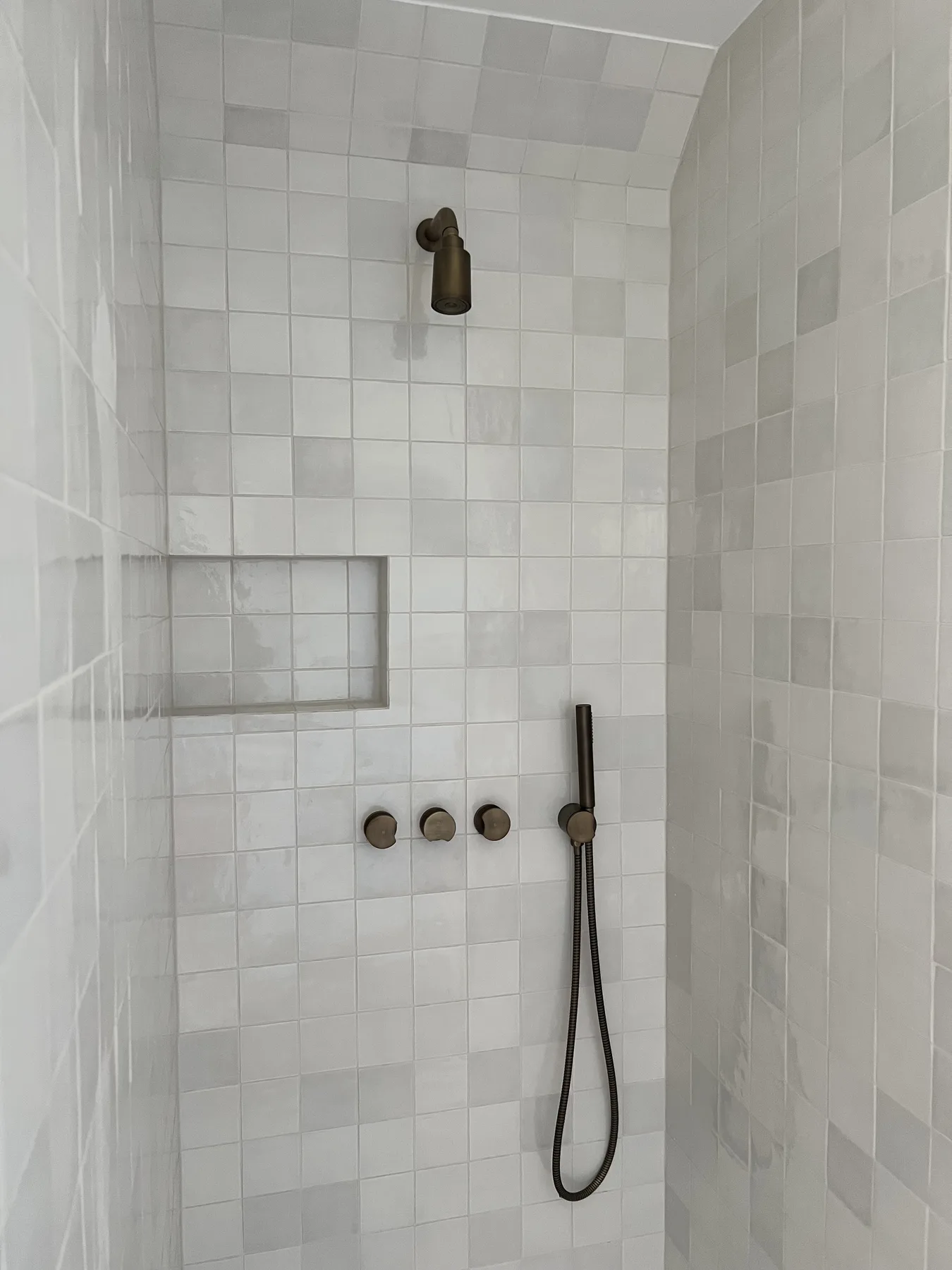 Douche carrelée en zellige bleu artisanal