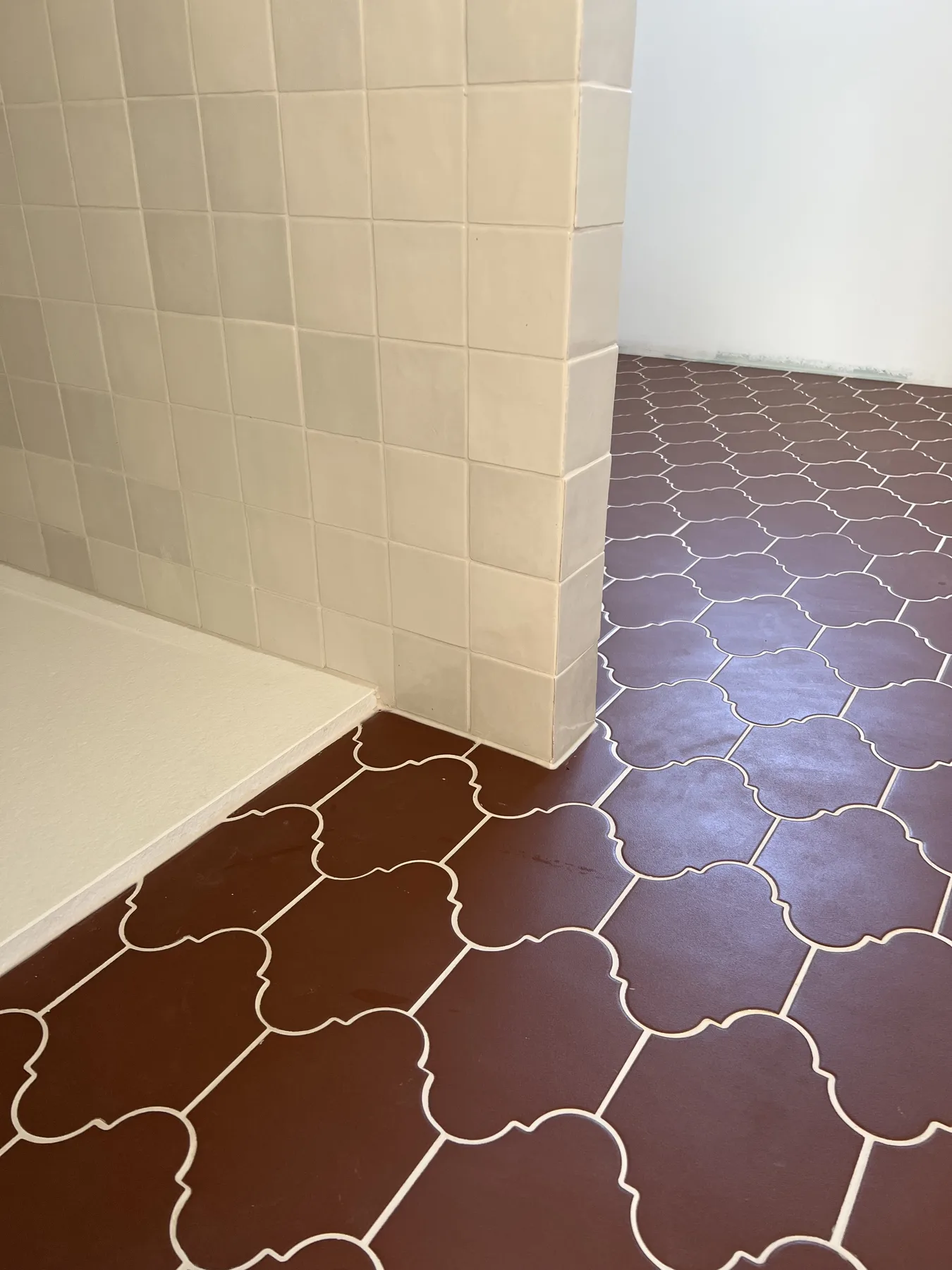 Sol tomettes terracotta forme arabesque