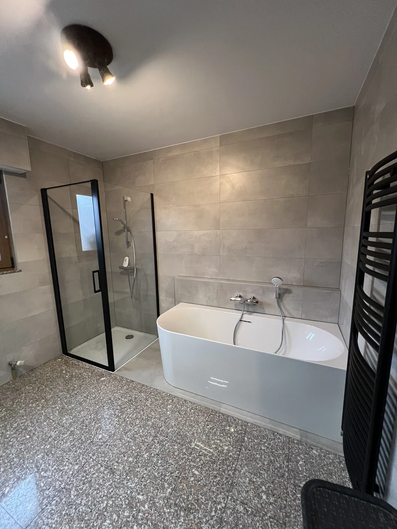 Baignoire et douche en béton ciré gris clair