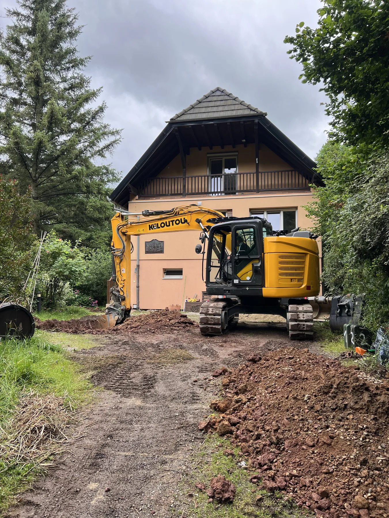 Mini-pelle sur chantier de terrassement
