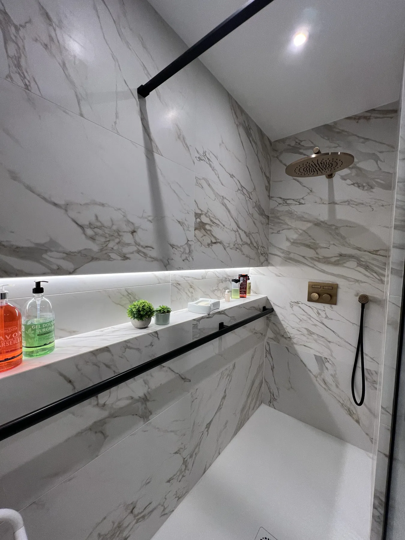 Niche encastrée dans mur en marbre Calacatta avec tablette et miroir rétroéclairé