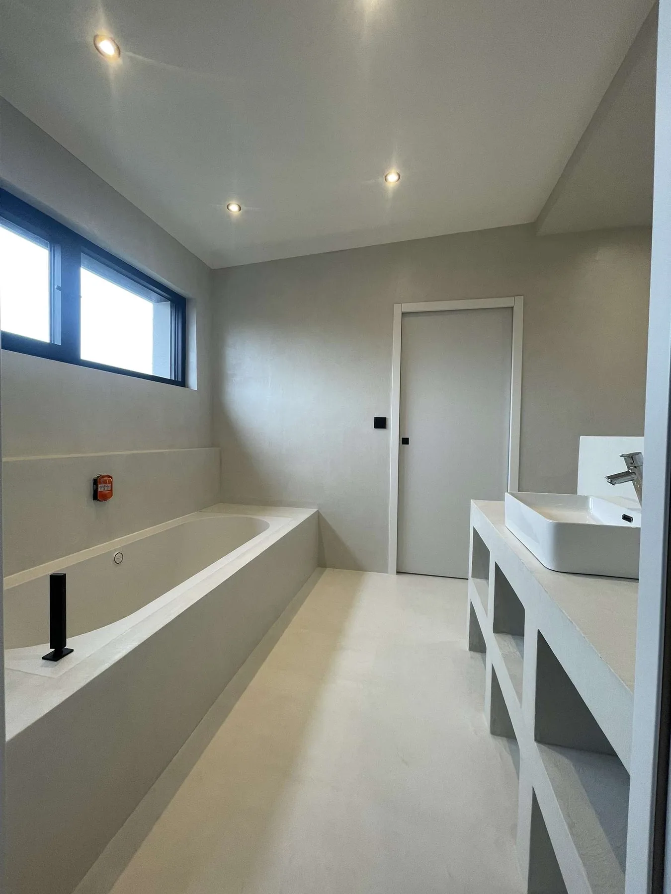 Baignoire encastrée marbre veiné avec vasque assortie