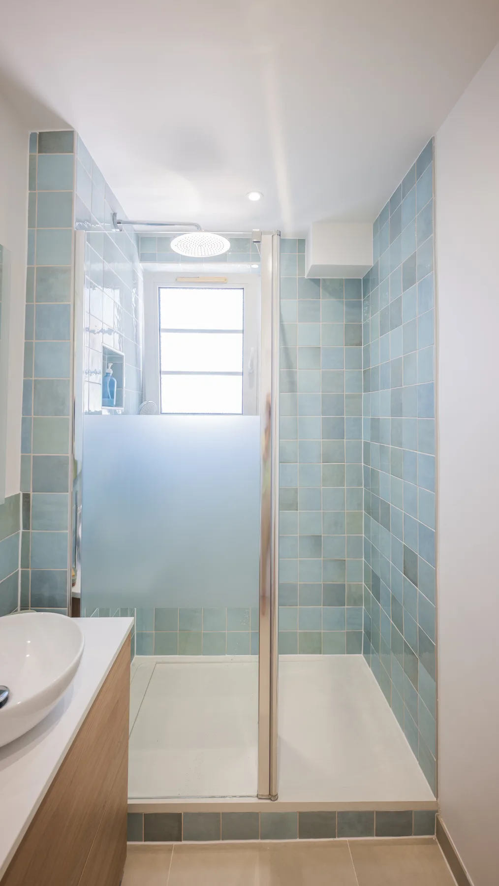 Salle d'eau en zellige clair fait main