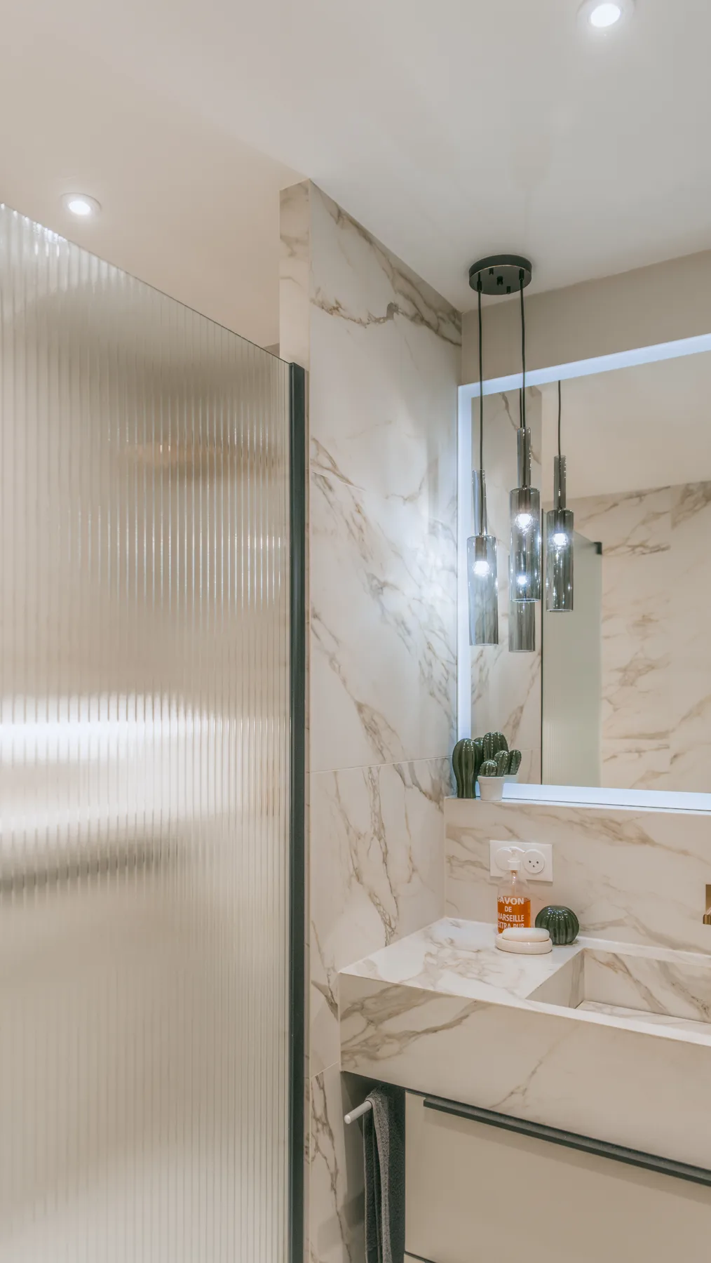 Cabine de douche avec verre cannelé