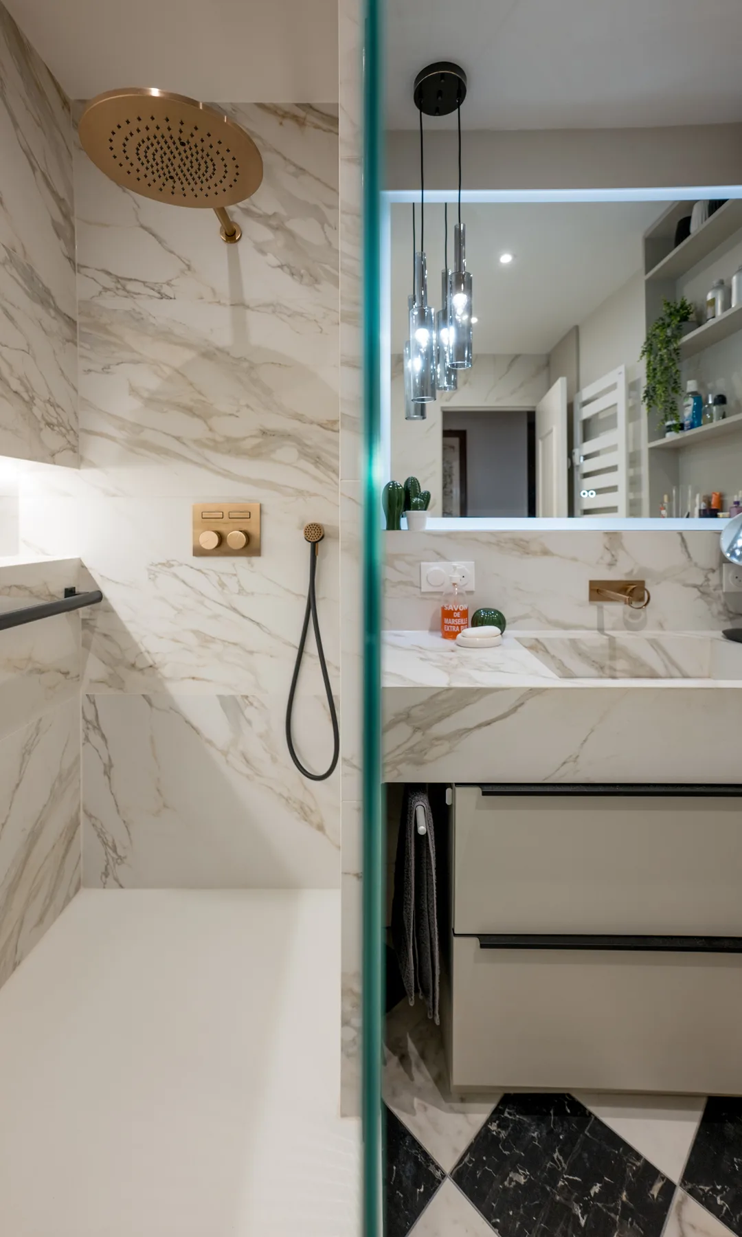 Salle de bain en marbre intégral avec robinetterie noire