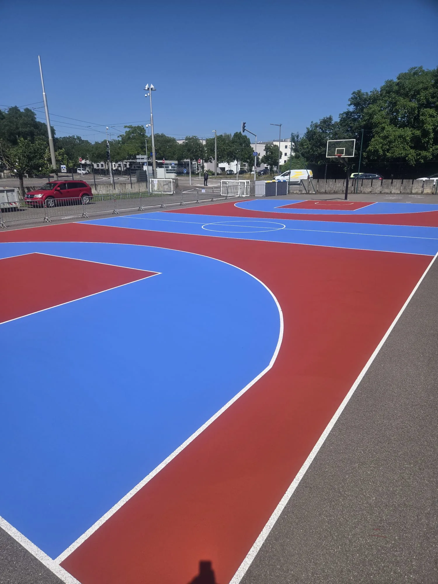Terrain de basket extérieur tricolore bleu et rouge à Strasbourg
